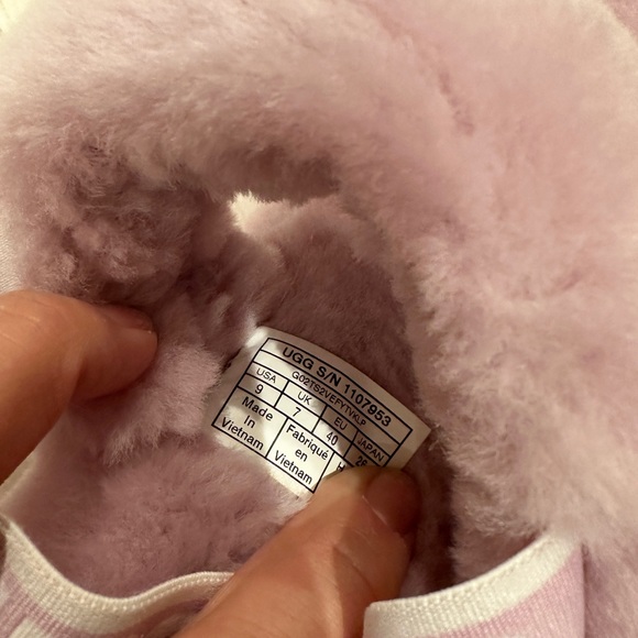 UGGS Oh Yeah in Like-New Condition, women size 9 - Picture 3 of 5